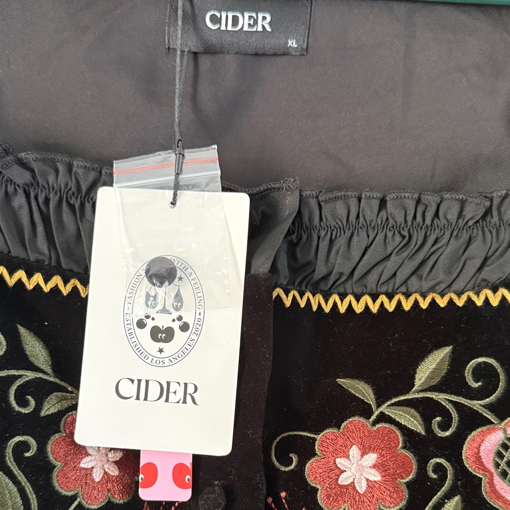 Cider Black Embroidered style Top NWT size XL - Picture 2 of 3